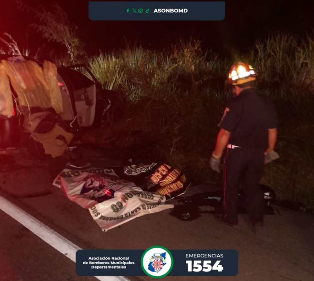 Bomberos Municipales Departamentales informaron de un accidente de tránsito ocurrido en la ruta al Pacífico. Foto Bomberos Municipales Departamentales