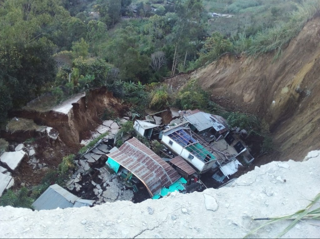 En un caserío de Palencia se reportó varias casas dañadas tras un deslizamiento de tierra.
