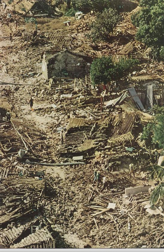 Foto National GeographicUna imagen muestra decenas de casas que cayeron al suelo, muchas de las construcciones eran de adobe.