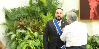 El presidente de la Asamblea Nacional de Nicaragua, Gustavo Porras, condecoró al embajador de Guatemala, quien fue removido del cargo el 31 de enero. Foto: Asamblea Nacional de Nicaragua