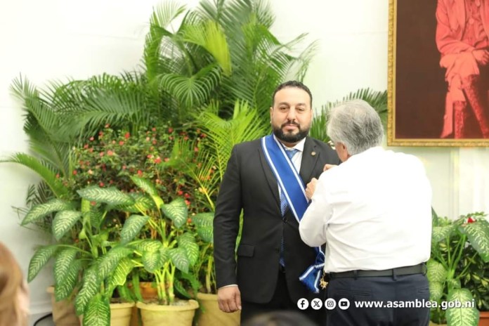 El presidente de la Asamblea Nacional de Nicaragua, Gustavo Porras, condecoró al embajador de Guatemala, quien fue removido del cargo el 31 de enero. Foto: Asamblea Nacional de Nicaragua