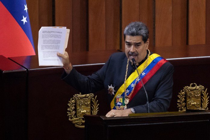 El presidente venezolano, Nicolás Maduro, pronuncia un discurso ante los jueces de la Corte Suprema de Justicia durante la ceremonia de apertura del año judicial en Caracas el 31 de enero de 2024. (Foto de Pedro Rances Mattey / AFP)