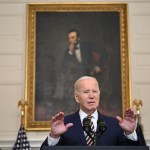 TOPSHOT - El presidente de Estados Unidos, Joe Biden, habla en el comedor estatal de la Casa Blanca el 6 de febrero de 2024 en Washington, DC. Biden instó al Congreso a aprobar la Ley de Asignaciones Suplementarias de Seguridad Nacional de Emergencia. (Foto de Mandel NGAN / AFP)