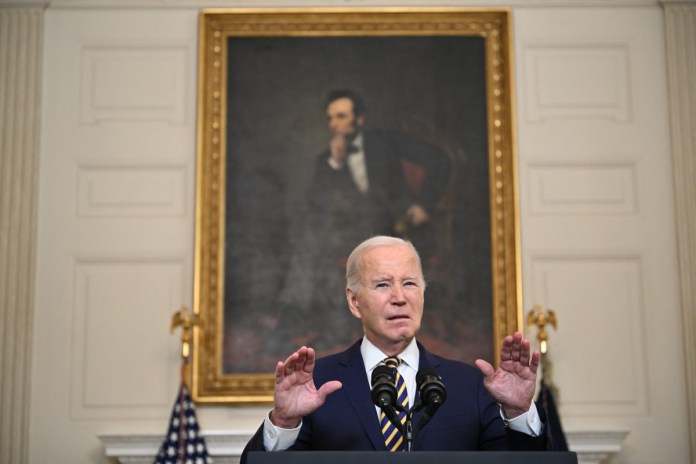 TOPSHOT - El presidente de Estados Unidos, Joe Biden, habla en el comedor estatal de la Casa Blanca el 6 de febrero de 2024 en Washington, DC. Biden instó al Congreso a aprobar la Ley de Asignaciones Suplementarias de Seguridad Nacional de Emergencia. (Foto de Mandel NGAN / AFP)