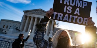 Los manifestantes anti-Trump protestan frente a la Corte Suprema de los Estados Unidos mientras el tribunal considera si el ex presidente estadounidense Donald Trump es elegible para postularse para presidente en las elecciones de 2024 en Washington, DC, el 8 de febrero de 2024.