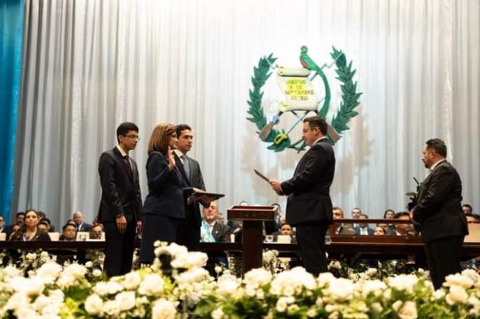 La vicepresidenta Karin Herrera en la toma de mando presidencial.