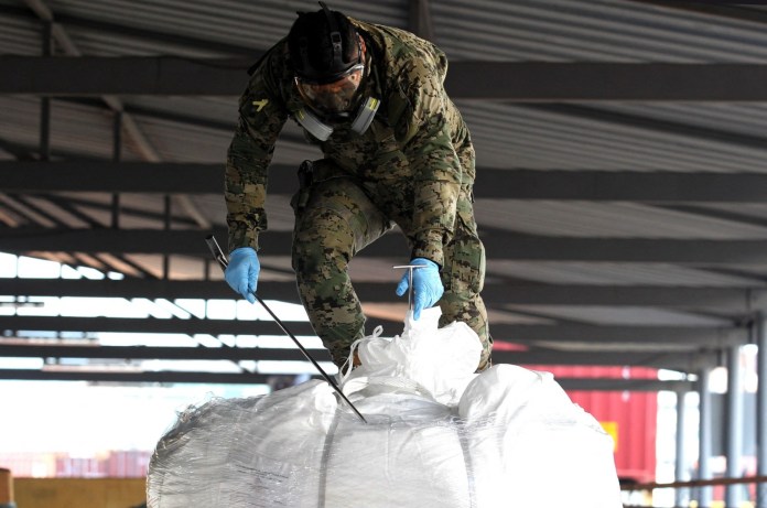 Un miembro de la Armada de MÃ©xico revisa cargamentos sospechosos en el Ã¡rea de preinspecciÃ³n del recinto de la SSA para la detecciÃ³n de sustancias ilÃ­citas en Manzanillo, estado de Colima, MÃ©xico, el 19 de julio de 2023. (Foto de ULISES RUIZ / AFP)