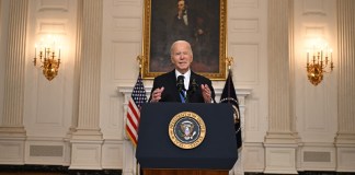El presidente estadounidense Joe Biden habla sobre la aprobación por el Senado de la ayuda de guerra para Ucrania en el Comedor Estatal de la Casa Blanca en Washington, DC, el 13 de febrero de 2024.