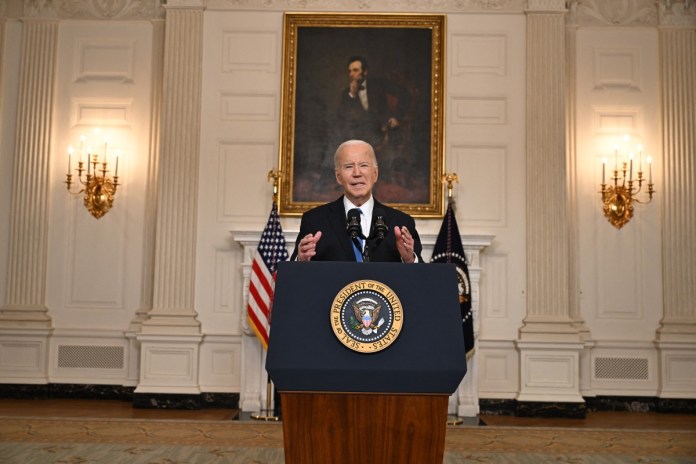 El presidente estadounidense Joe Biden habla sobre la aprobación por el Senado de la ayuda de guerra para Ucrania en el Comedor Estatal de la Casa Blanca en Washington, DC, el 13 de febrero de 2024.