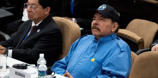 El presidente de Nicaragua, Daniel Ortega (derecha), y su ministro de Relaciones Exteriores, Denis Moncada, asisten a la sesión de clausura de la Cumbre del G77+China en el Palacio de Convenciones de La Habana el 16 de septiembre de 2023. Foto: Yamil LAGE / AFP
