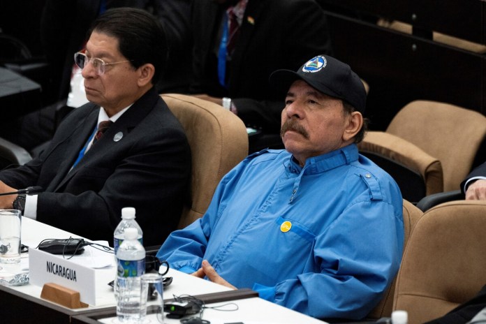 El presidente de Nicaragua, Daniel Ortega (derecha), y su ministro de Relaciones Exteriores, Denis Moncada, asisten a la sesión de clausura de la Cumbre del G77+China en el Palacio de Convenciones de La Habana el 16 de septiembre de 2023. Foto: Yamil LAGE / AFP