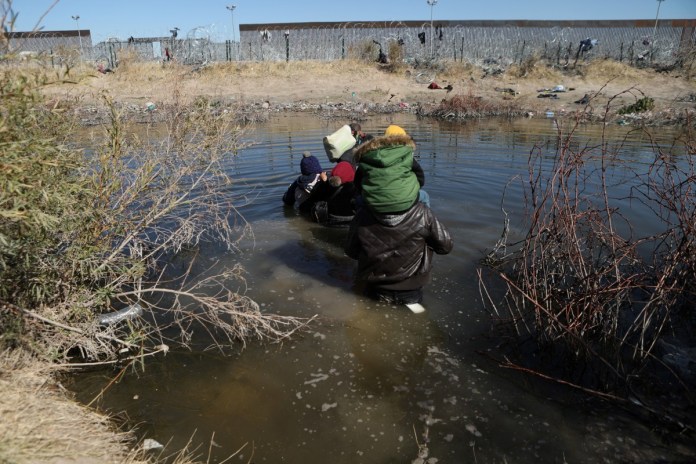 Migrantes intentan cruzar el Río Bravo/Grande desde Ciudad Juárez, estado de Chihuahua, México, el 12 de febrero de 2024. (Foto de Herika Martínez / AFP)