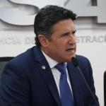 El alcalde Ricardo Quiñónez explica cómo funcionarán los semáforos inteligentes. (Foto: María José Bonilla)