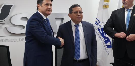 La Municipalidad de Guatemala y la Superintendencia de Administración Tributaria (SAT) firmaron este lunes 19 de febrero un convenio de intercambio de información para desarrollar mecanismos de cooperación y coordinación, la cual contempla el traslado de registros de vehículos.