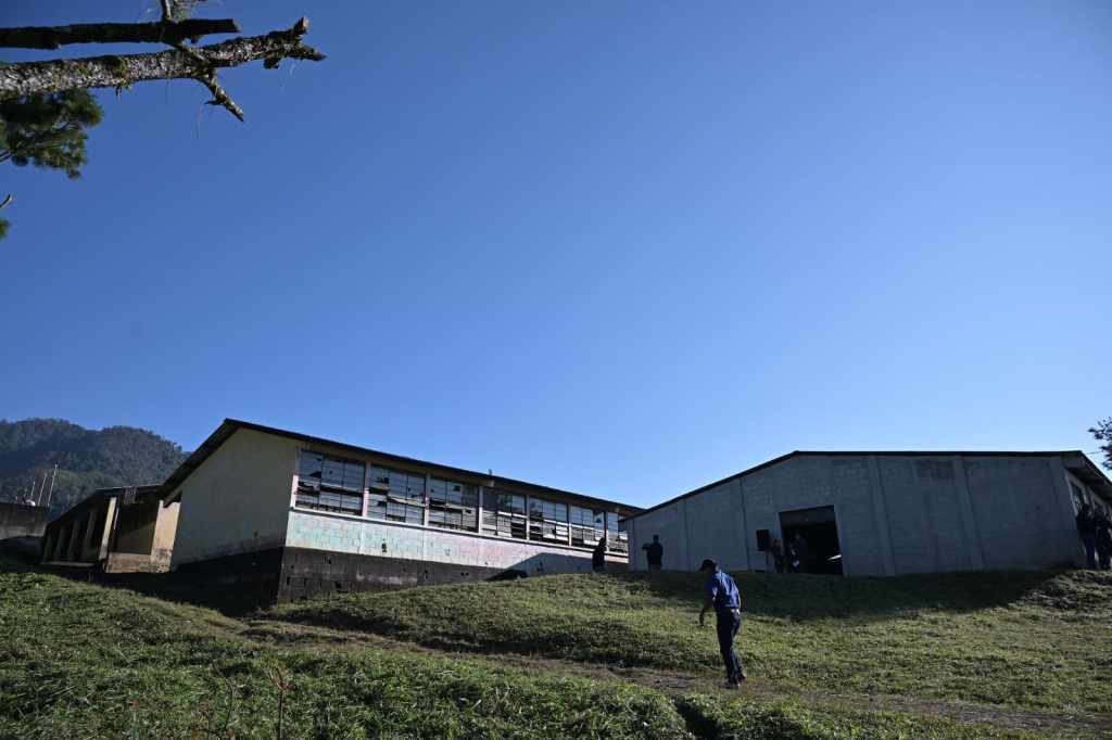 El mal estado de la escuela de Naxombal es visible desde la distancia.Foto: Gobierno de Guatemala/La Hora