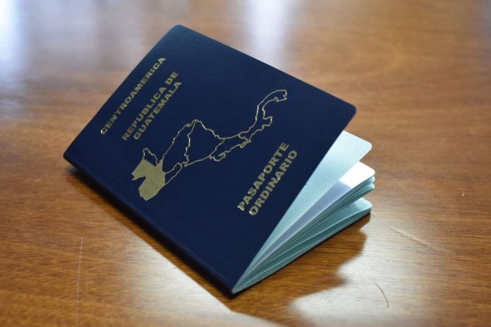 Las personas que quieran obtener su pasaporte deberán reagendar su cita para las fechas que habilitó migración. (Foto La Hora: Maria José Bonilla)
