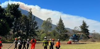 El Ejército de Guatemala informó que mantiene desplegado a un equipo que busca sofocar el incendio en el Volcán de Agua.