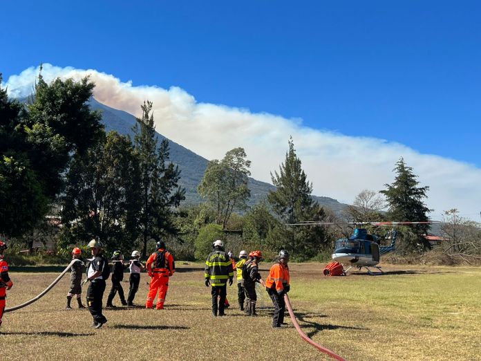 El Ejército de Guatemala informó que mantiene desplegado a un equipo que busca sofocar el incendio en el Volcán de Agua.