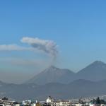 La vista que se tiene desde la ciudad, por la erupción del Volcán de Fuego. (Foto La Hora: Marysabel Aldana)