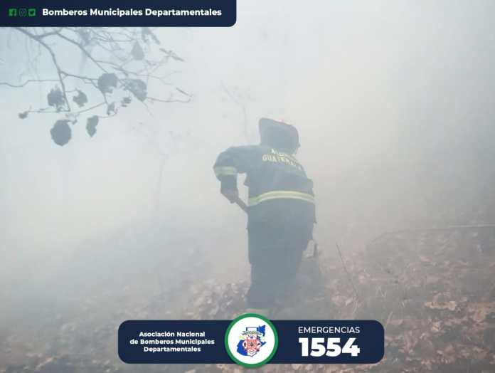 Foto Bomberos Municipales Departamentales Socorristas mantienen tareas para combatir incendios en el país.