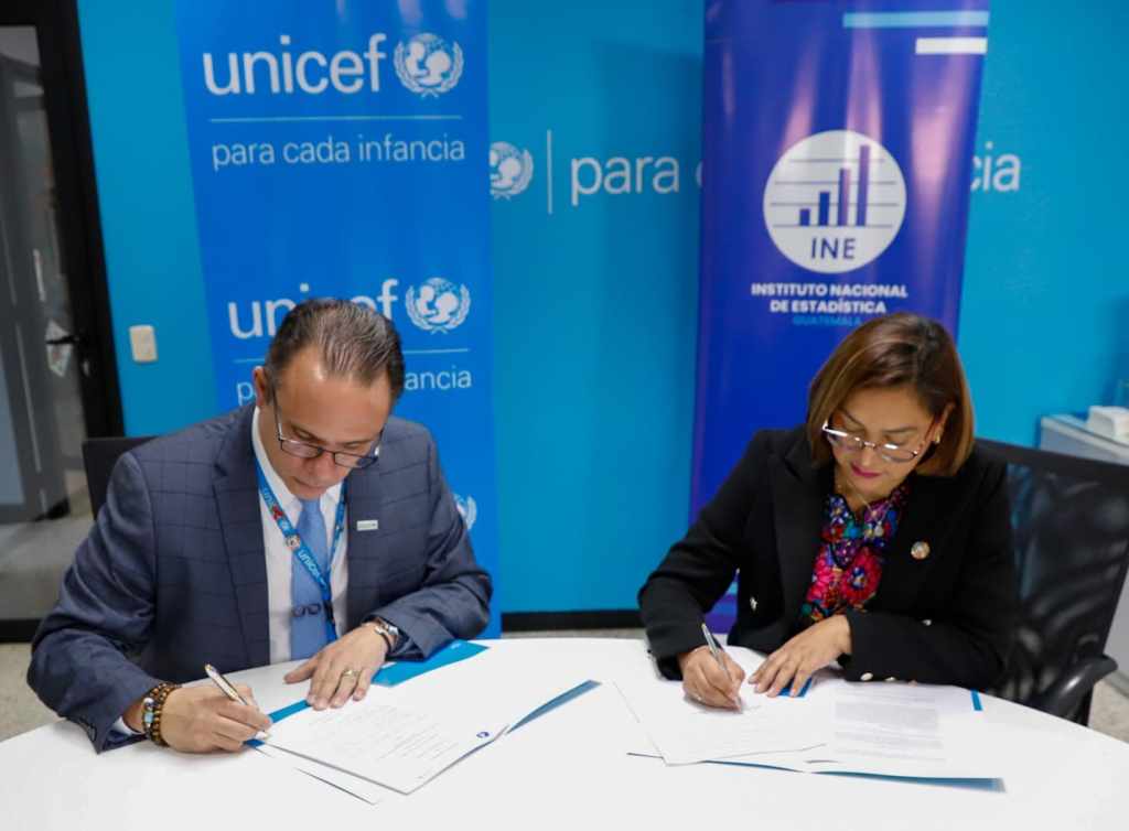 La Gerente del INE, Brenda Miranda, y Manuel Rodríguez en representación de Unicef firmaron un Memorándum de Entendimiento para realizar la ENDESA. (Foto: INE)