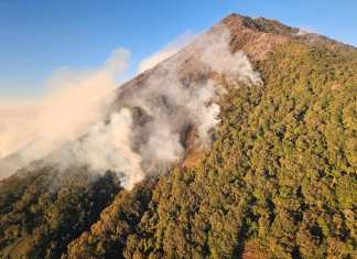 El incendio comenzó en el Volcán de Agua en la mañana del 21 de febrero. (Foto La Hora: Cortesía, Conred)