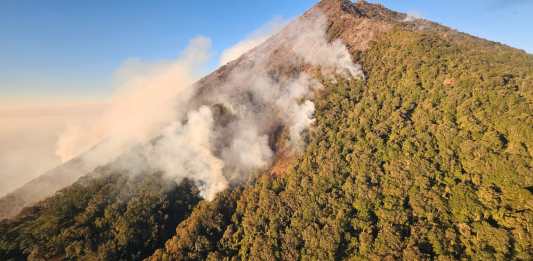 El incendio comenzó en el Volcán de Agua en la mañana del 21 de febrero