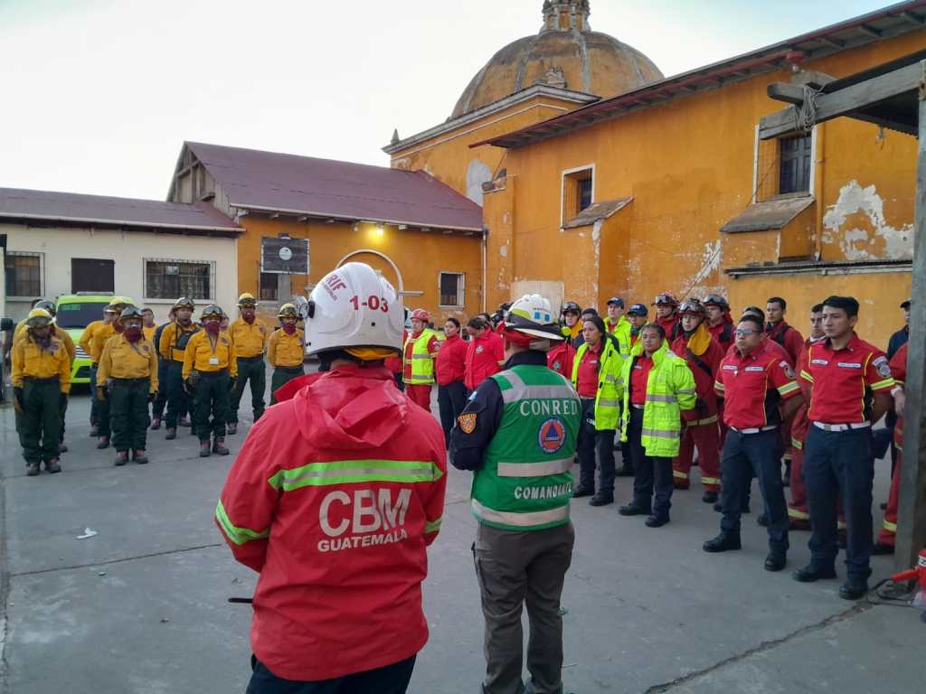 Instituciones trabajan para controlar incendios registrados en el país, en el caso del Volcán de Agua los trabajos continúan por cuarto día consecutivo.