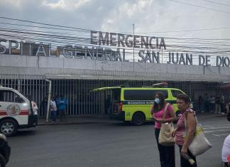 La periodista Pia Flores fue trasladada a la emergencia del Hospital General San Juan de Dios.