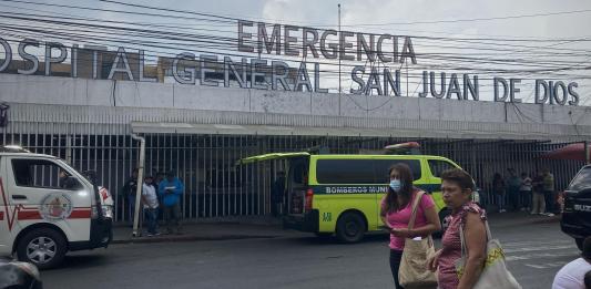 La periodista Pia Flores fue trasladada a la emergencia del Hospital General San Juan de Dios.