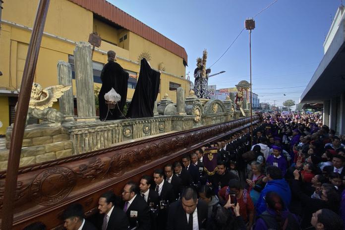 La imagen de Jesús de la Justicia es llevada en hombros por devotos cargadores. Foto: José Orozco/LH