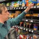 Stuart Dryden haciendo compras en un supermercado el Arlington, Virginia, el 21 de febrero de 2024. La inflación en Estados Unidos ha estado atenuándose en parte debido a la conducta de los consumidores. (Foto AP/Chris Rugaber)