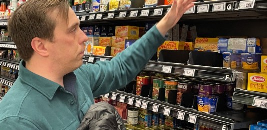 Stuart Dryden haciendo compras en un supermercado el Arlington, Virginia, el 21 de febrero de 2024. La inflación en Estados Unidos ha estado atenuándose en parte debido a la conducta de los consumidores. (Foto AP/Chris Rugaber)