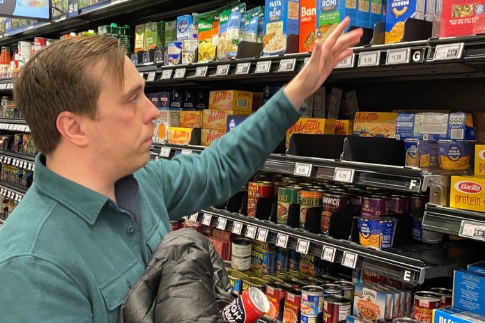 Stuart Dryden haciendo compras en un supermercado el Arlington, Virginia, el 21 de febrero de 2024. La inflación en Estados Unidos ha estado atenuándose en parte debido a la conducta de los consumidores. (Foto AP/Chris Rugaber)