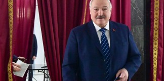 En esta fotografía tomada y publicada por el Servicio de Prensa Presidencial de Bielorrusia el 25 de febrero de 2024, el presidente de Bielorrusia, Alexander Lukashenko, observa cómo llega para emitir su voto durante las elecciones parlamentarias en un colegio electoral en Minsk.