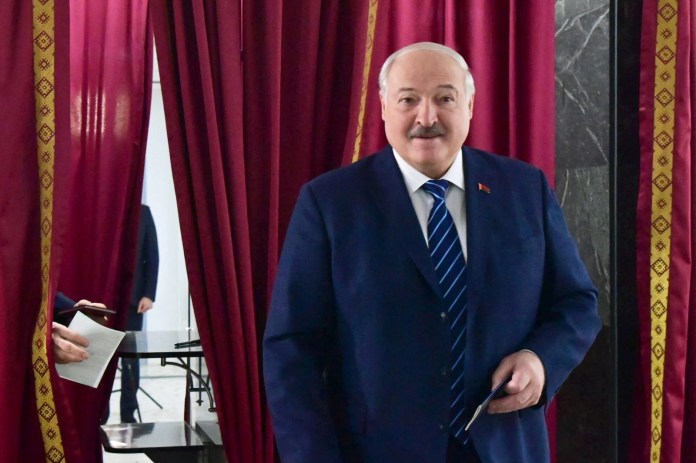 En esta fotografía tomada y publicada por el Servicio de Prensa Presidencial de Bielorrusia el 25 de febrero de 2024, el presidente de Bielorrusia, Alexander Lukashenko, observa cómo llega para emitir su voto durante las elecciones parlamentarias en un colegio electoral en Minsk.