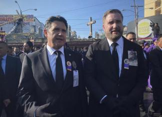 El alcalde Ricardo Quiñónez y el embajador Tobin Bradley conversaron posterior a finalizar su turno en la salida de la procesión.