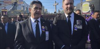 El alcalde Ricardo Quiñónez y el embajador Tobin Bradley conversaron posterior a finalizar su turno en la salida de la procesión.