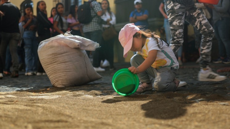 Las autoridades les piden a los padres estar pendientes de sus hijos para evitar extravíos. (Foto La Hora: Cortesía, Ayuntamiento de la Antigua Guatemala)