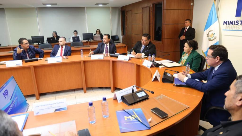 La Fiscal General, Consuelo Porras, se reunió con algunos jefes de Bancada en las instalaciones del Ministerio Público. (MP)