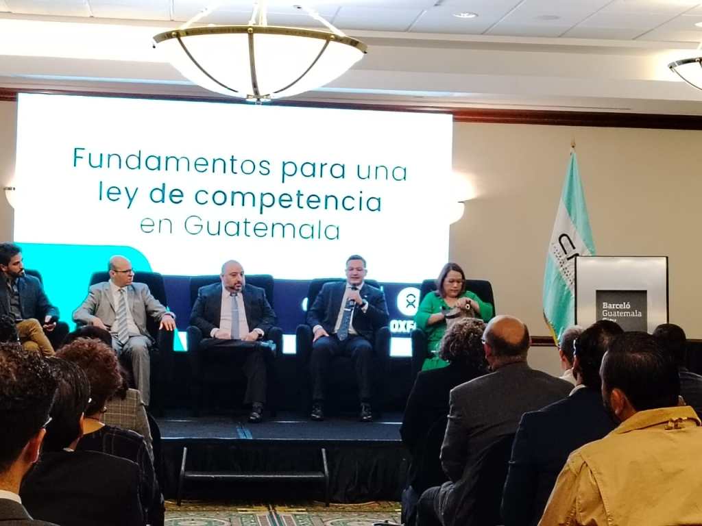Durante el foro del CNE, el diputado Samuel Pérez habló de la necesidad de un diálogo sobre una ley de competencia. (Foto: Heidi Loarca/La Hora)