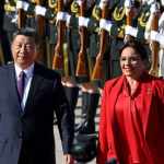 El presidente de China, Xi Jinping, y su homóloga Xiomara Castro, de Honduras. Este país es el que más recienteen romper relaciones con Taiwán. Foto: AFP/La Hora