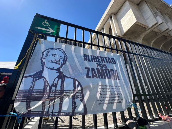 Cuelgan una manta en apoyo del periodista Jose Rubén Zamora en las afueras del Organismo Judicial (OJ). 