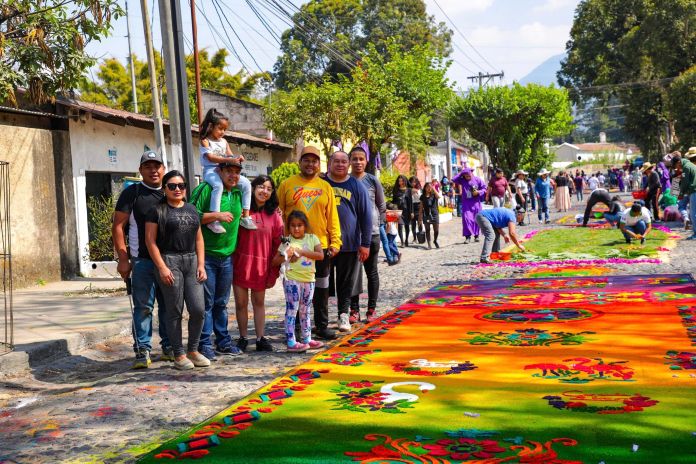 Celebración de Semana Santa de 2023. Las calles de Antigua Guatemala se llenan de alfombras de colores, por lo cual, el tránsito de vehículos es casi imposible. 