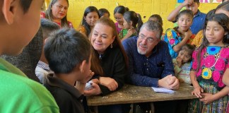 El presidente Bernardo Arévalo y la ministra de Educación Anabella Giracca compartieron con los niños de la escuela de la aldea Naxombal, Tamahú, Alta Verapaz. Foto: X Bernardo Arévalo/La Hora