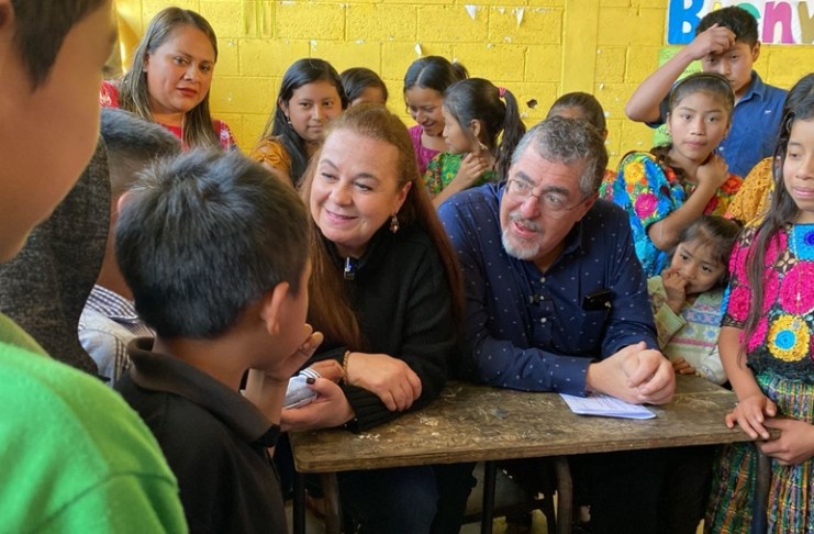 El presidente Bernardo Arévalo y la ministra de Educación Anabella Giracca compartieron con los niños de la escuela de la aldea Naxombal, Tamahú, Alta Verapaz. Foto: X Bernardo Arévalo/La Hora