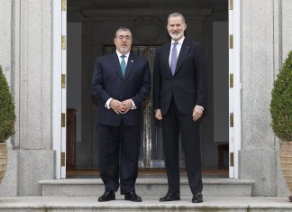 Bernardo Arévalo regresará el sábado para dirigir acciones por incendio en el Volcán de Agua Bernardo Arévalo se reunió este jueves con el rey Felipe VI, de España, quien manifestó su apoyo al proceso democrático en Guatemala. Foto: X Bernardo Arévalo