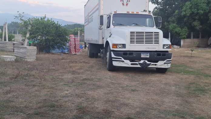 Autoridades localizaron un camión con reporte de robo y mercadería de dudosa procedencia. Foto: PNC