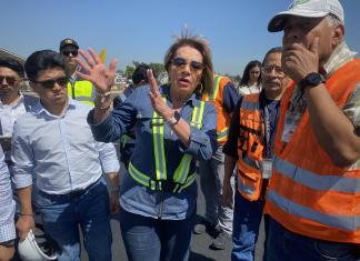 Ministra Jazmín de la Vega por gradas en La Aurora: presentamos la denuncia La ministra Jazmín de la Vega dio declaraciones durante la supervisión de la pista del Aeropuerto La Auroroa. Foto: José Orozco