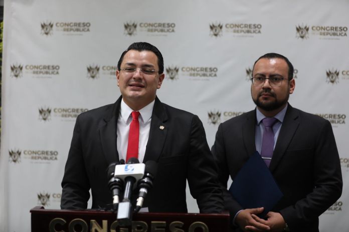 El diputado Byron Rodríguez, subjefe de la bancada Todos, informó sobre la citación al Ministro de Salud para tratar el tema de UNAERC. Foto: X de TODOS